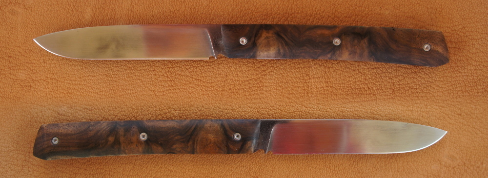 Reka Niolox Noyer et pochette cuire Couteau pliant modèle Reka fabrication artisanale inventé par Cyril Kalisz lame inoxydable en niolox plaquettes noyer pochette cuire et ressort inoxydable Z20Cr13